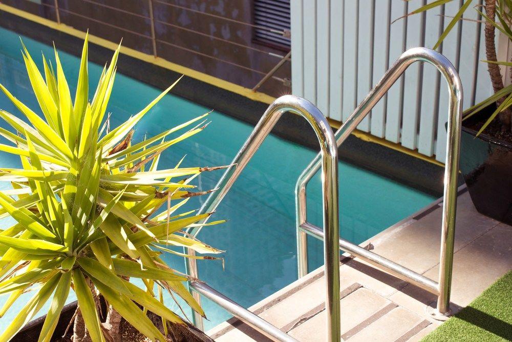 Adelphi Hotel Melbourne Kültér fotó A pool ladder