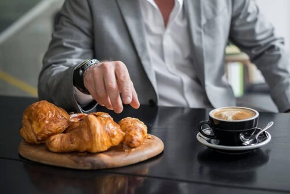 Adelphi Hotel Melbourne Kültér fotó A man with a coffee and a pastry