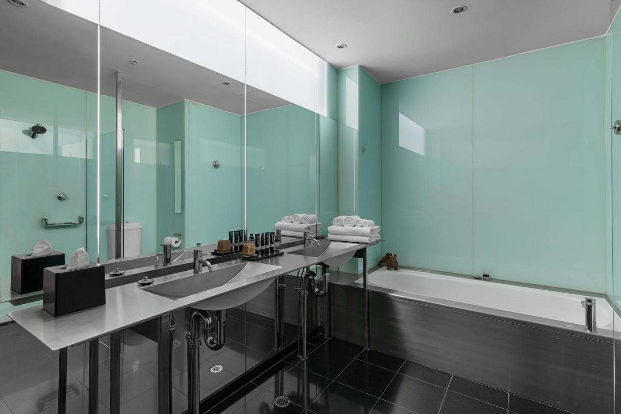 Adelphi Hotel Melbourne Kültér fotó A bathroom